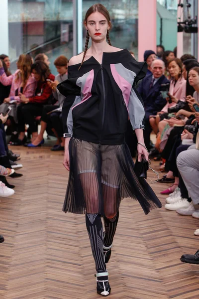 Look 16